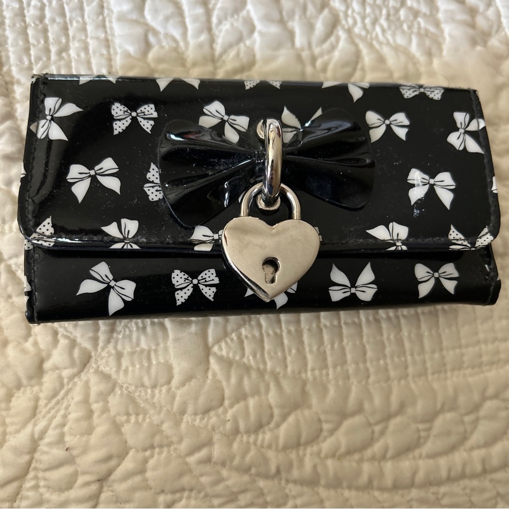 Claire’s Women’s Wallet Clutch Black &  White With Bows And Heart silver lock
